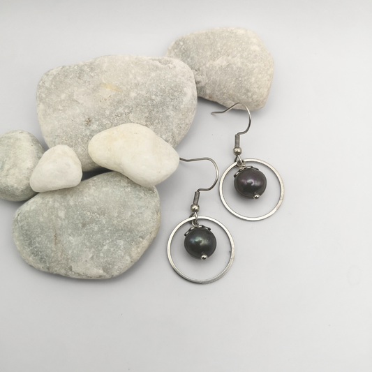 Verdantia Halo – Dark Green Freshwater Pearl Drop Earrings