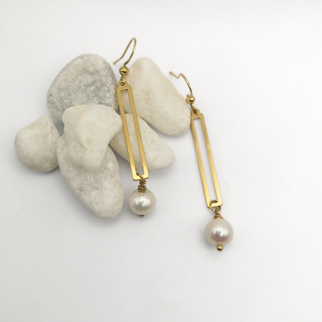 Auréne Pearl Dangle Earrings – Modern Gold Elegance