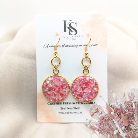 Handmade with care, these luminous earrings feature crushed freshwater pearls in pink tones, set within 20 mm gold-plated stainless steel bezels.