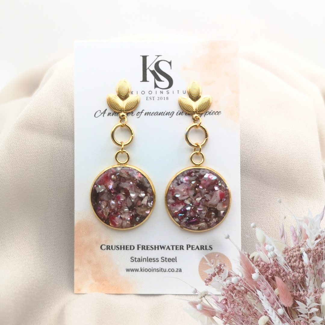 Handmade with care, these elegant earrings feature crushed freshwater pearls in soft rose and berry hues, set within 20 mm gold-plated stainless steel bezels.
