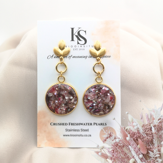 Handmade with care, these elegant earrings feature crushed freshwater pearls in soft rose and berry hues, set within 20 mm gold-plated stainless steel bezels.