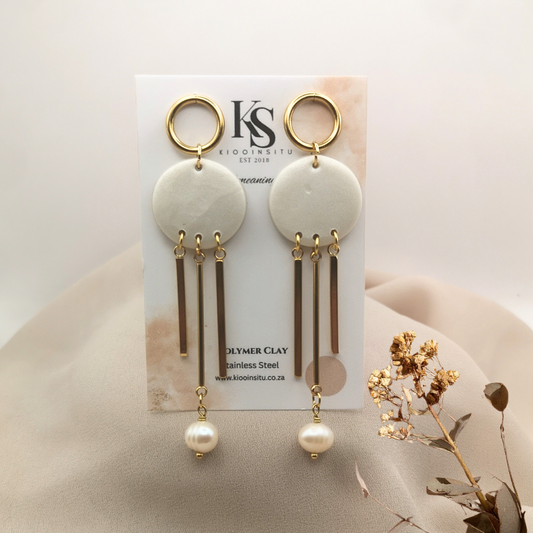 Pair of earrings with white clay and freshwater pearls a unique design by Kiooinsitu
