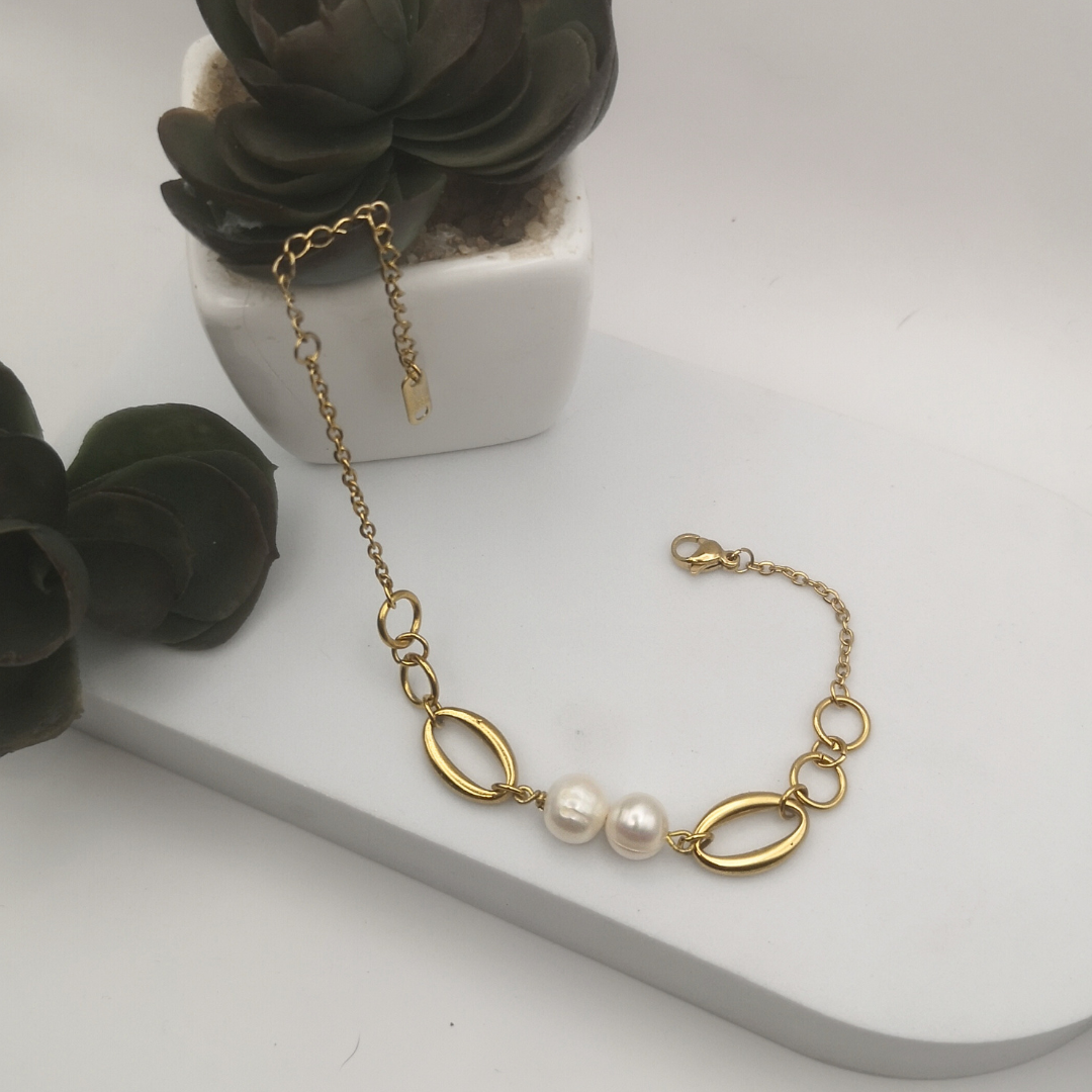 Elegant Gold-Plated Stainless Steel Bracelet with Freshwater Pearls