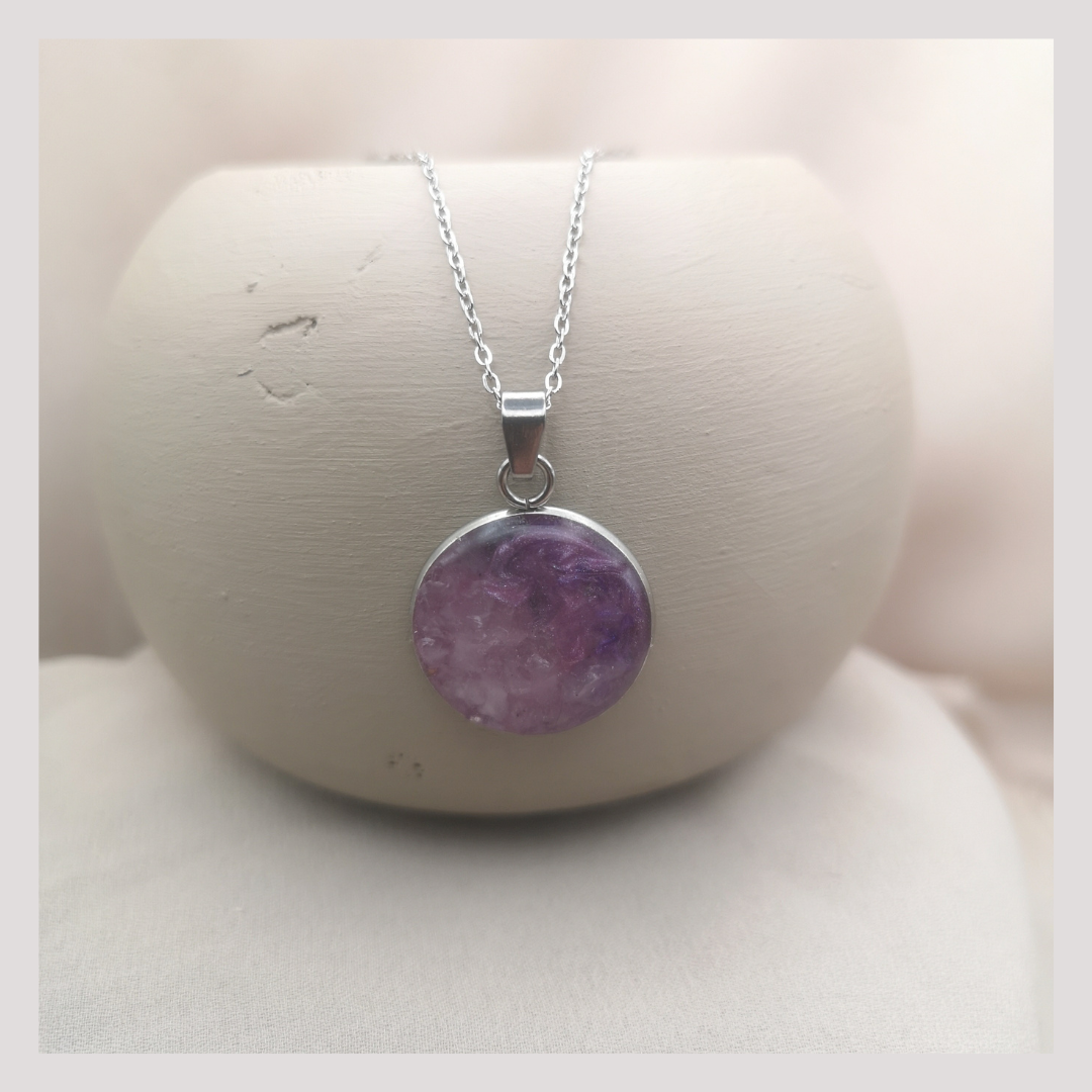 Stainless steel round pendant necklace set with crushed rose quartz