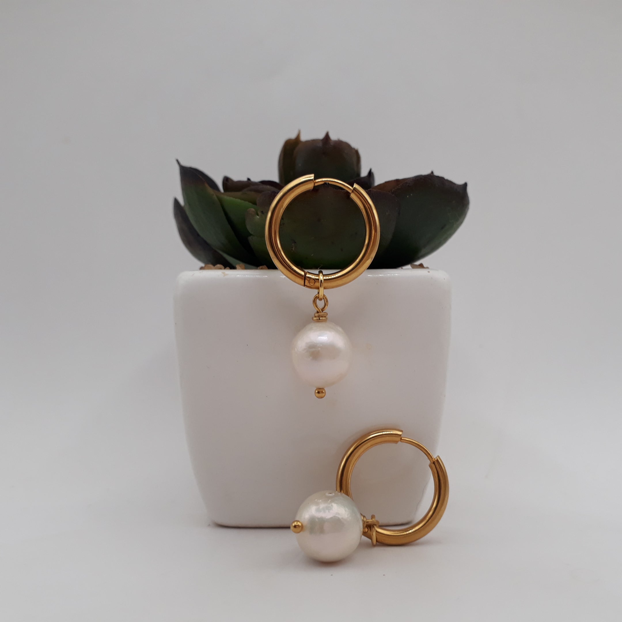 Hoop Earrings and Freshwater Pearls - Kiooinsitu