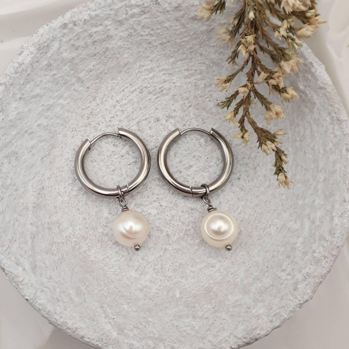 20mm-stainless-steel-hoop-earrings-with-freshwater-pearls_jpg - Kiooinsitu