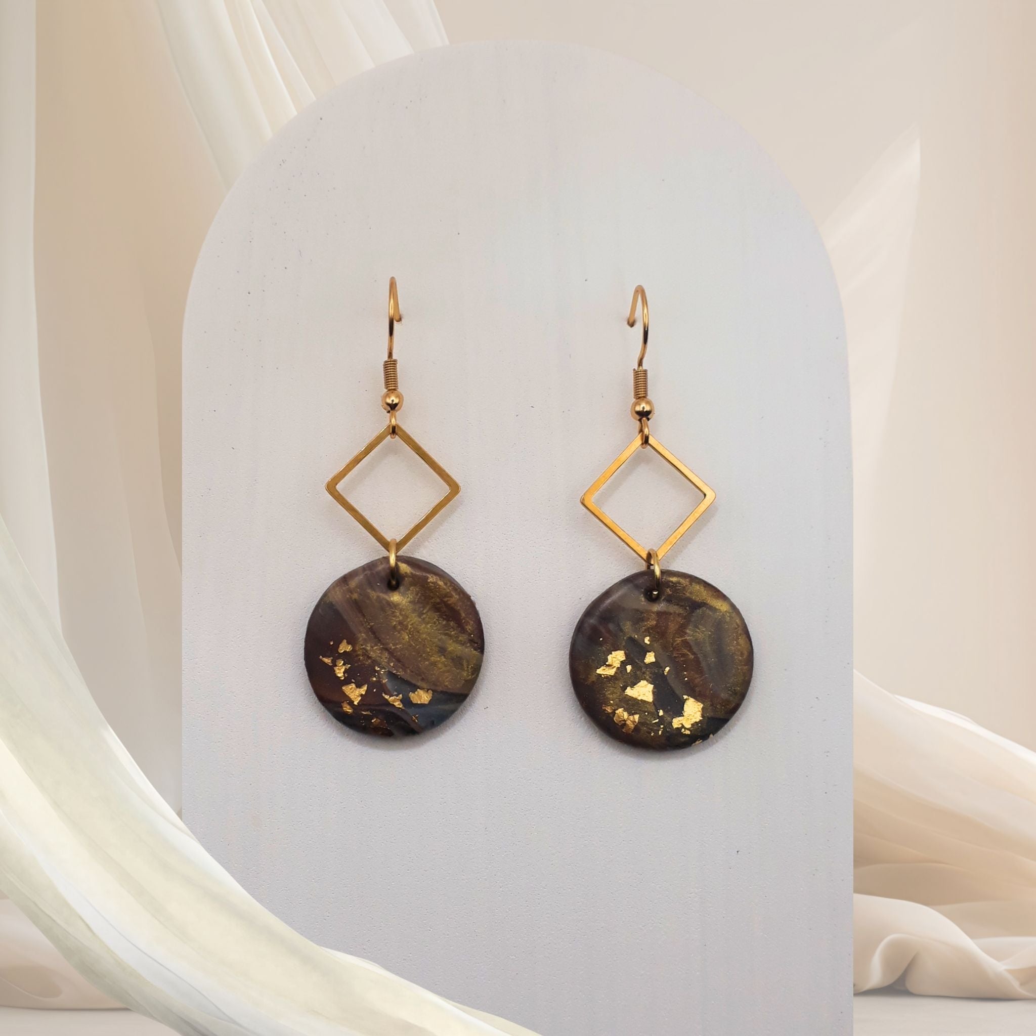 Gold swirl polymer clay dangle earrings inspired by desert dunes - Kiooinsitu