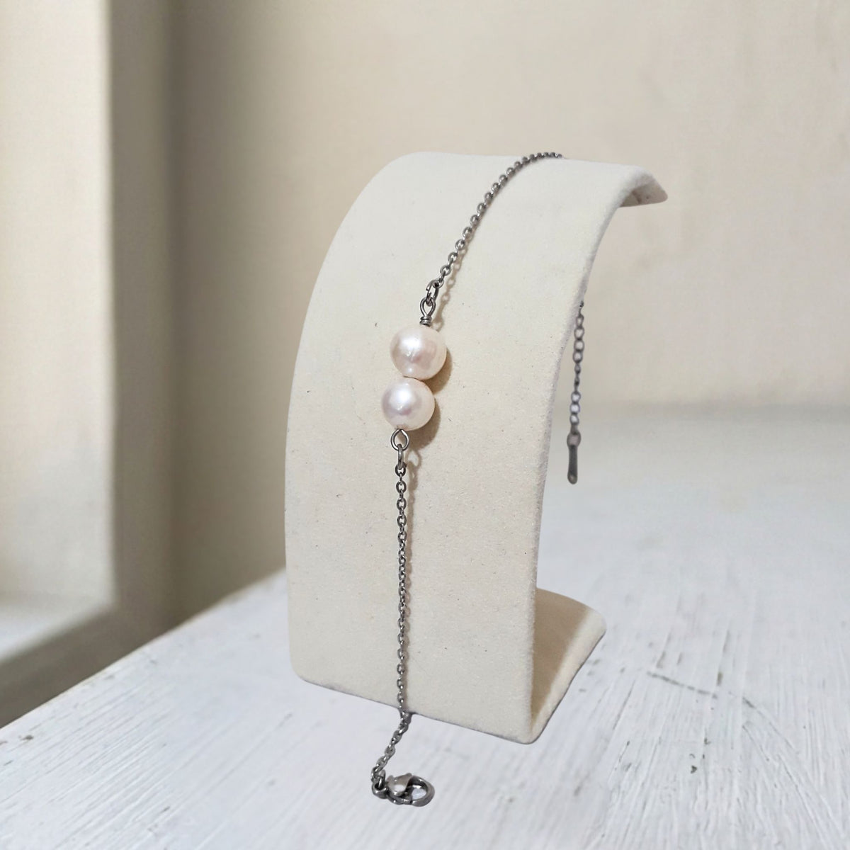 Double Pearl Bracelet featuring two genuine 7 mm freshwater pearls on a stainless-steel cable chain - Kiooinsitu
