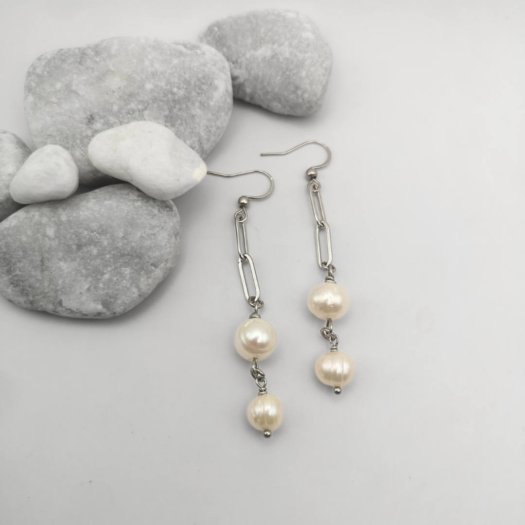 White Freshwater Pearl Dangle Earrings - Kiooinsitu