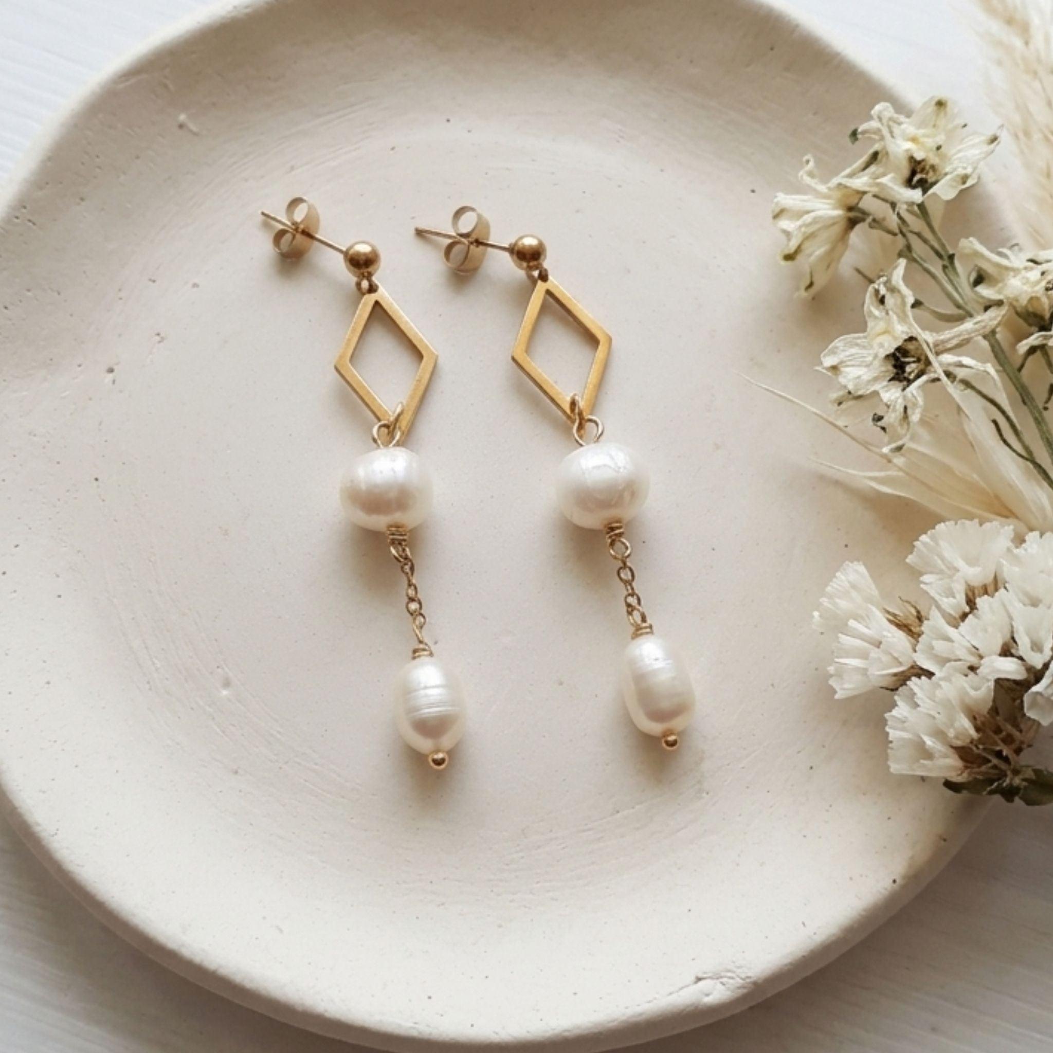 Gold-plated-stainless-steel-dangle-freshwater-pearl-earrings_jpg - Kiooinsitu