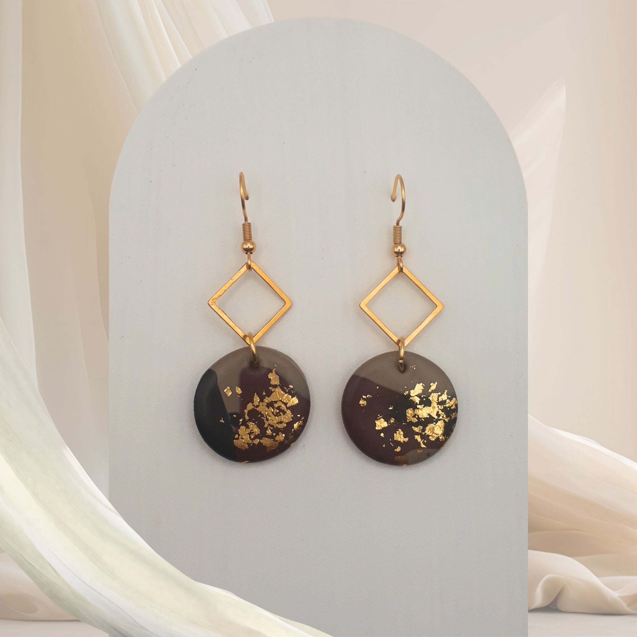 Gold and black polymer clay earrings on a light gray background - Kiooinsitu