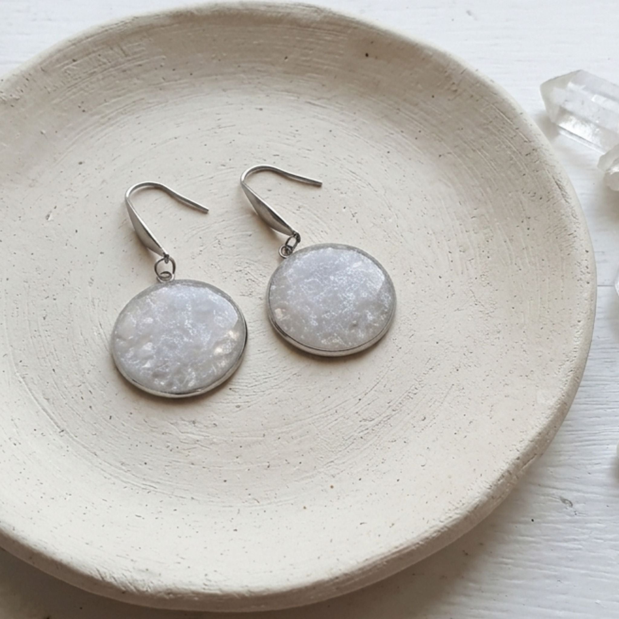 Handmade crushed clear quartz 304 stainless steel drop earrings – Kiooinsitu