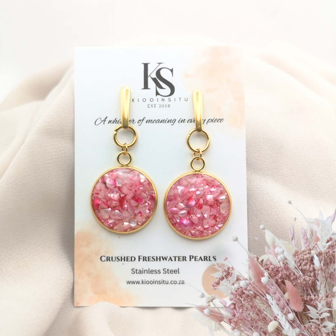 These handmade earrings feature crushed freshwater pearls in soft blush and rose tones, set within 20 mm gold-plated stainless steel bezels. 