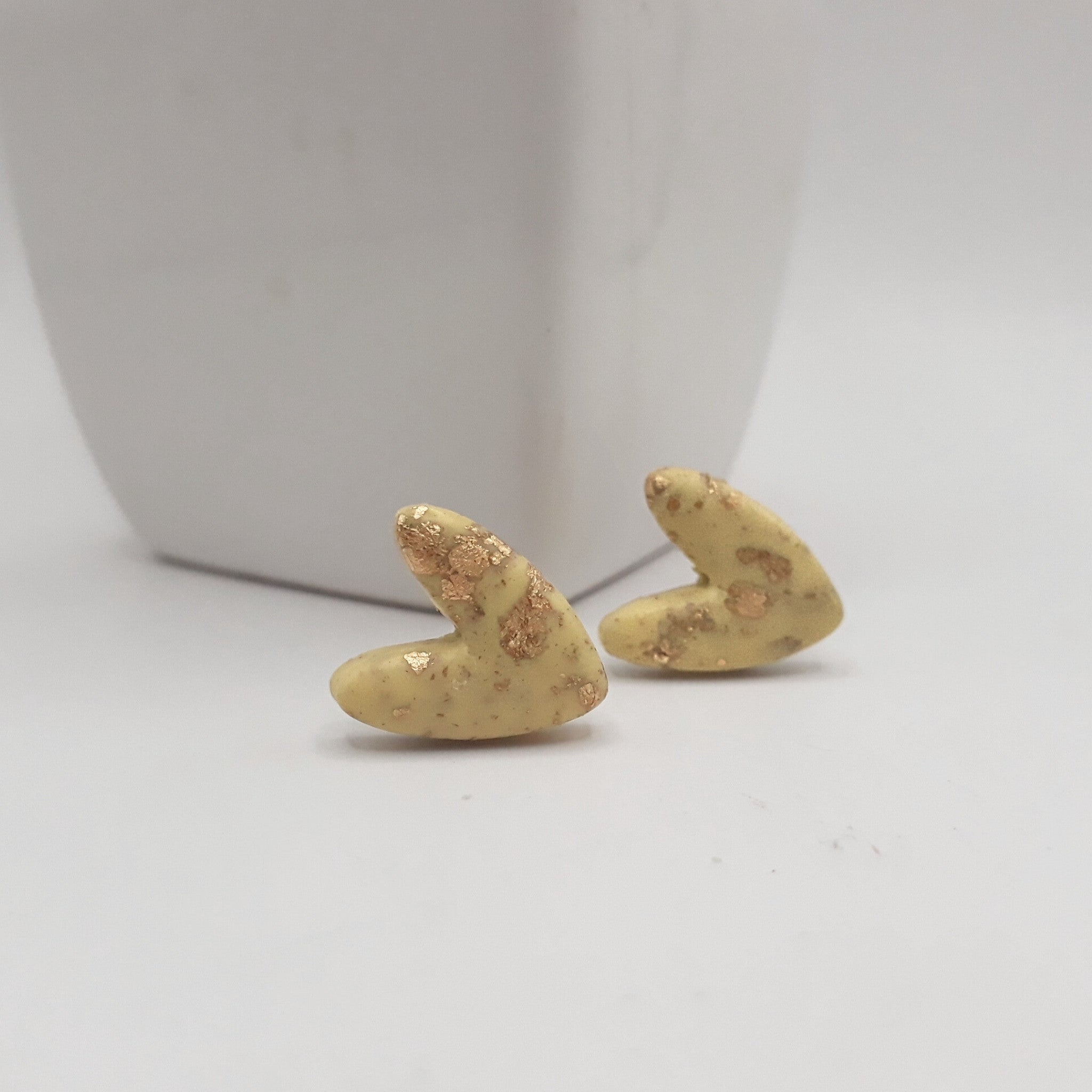 Golden Glow Heart Studs - Kiooinsitu