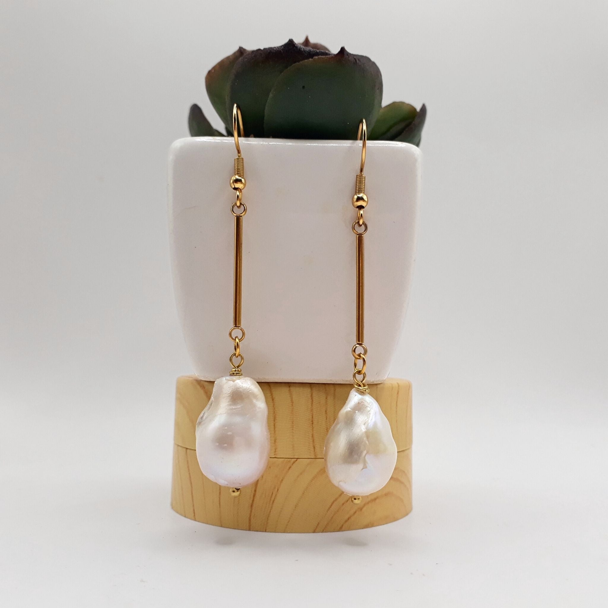Baroque Pearl Dangle Earrings - Kiooinsitu
