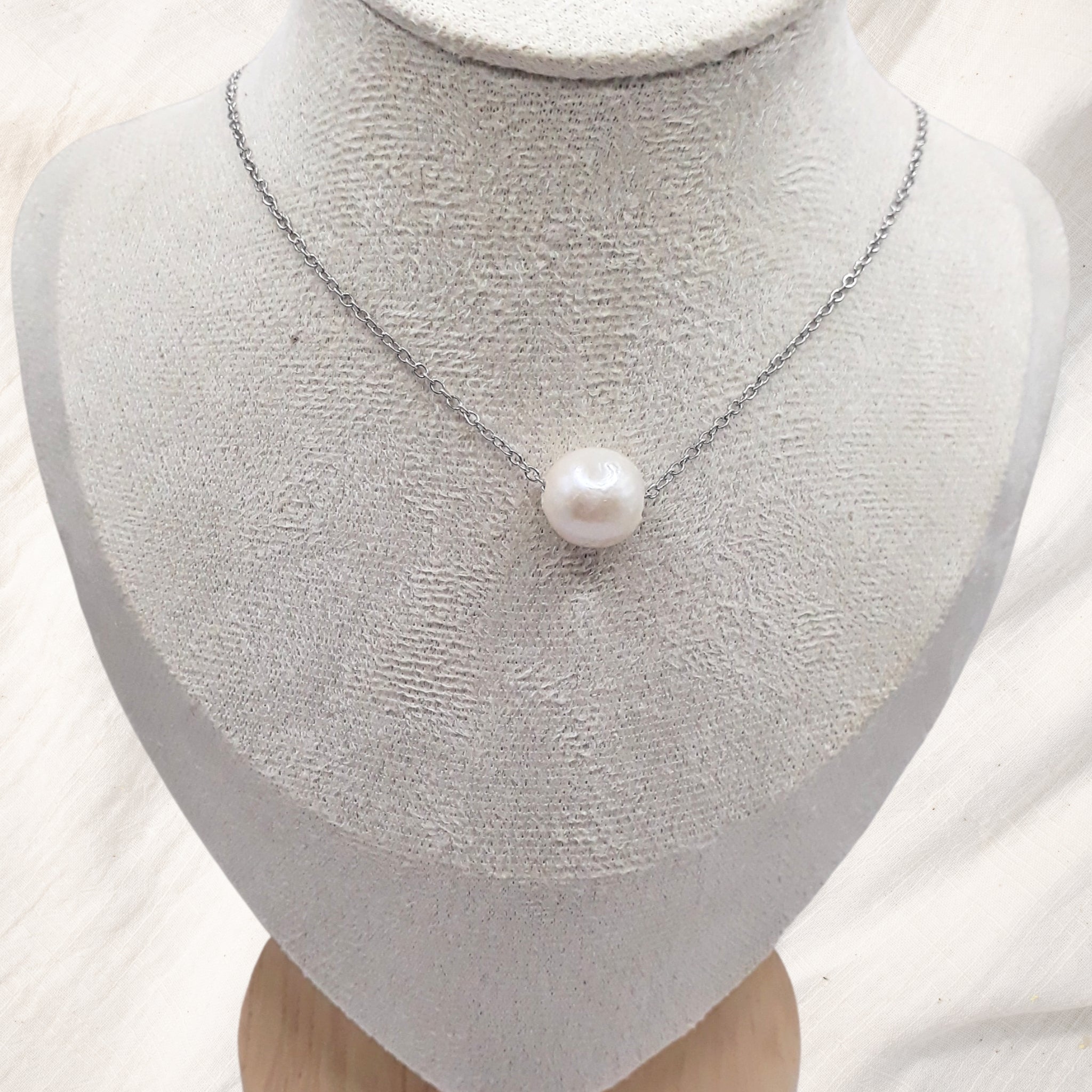 Floating White Freshwater Pearl Necklace - Kiooinsitu