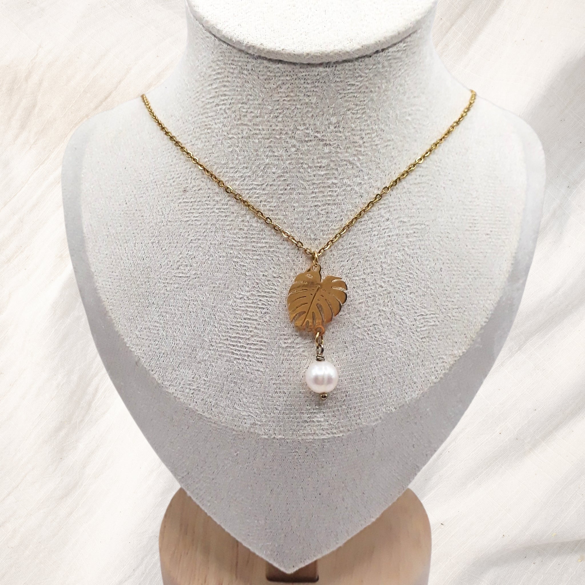 White Freshwater Pearl Leaf Necklace - Kiooinsitu