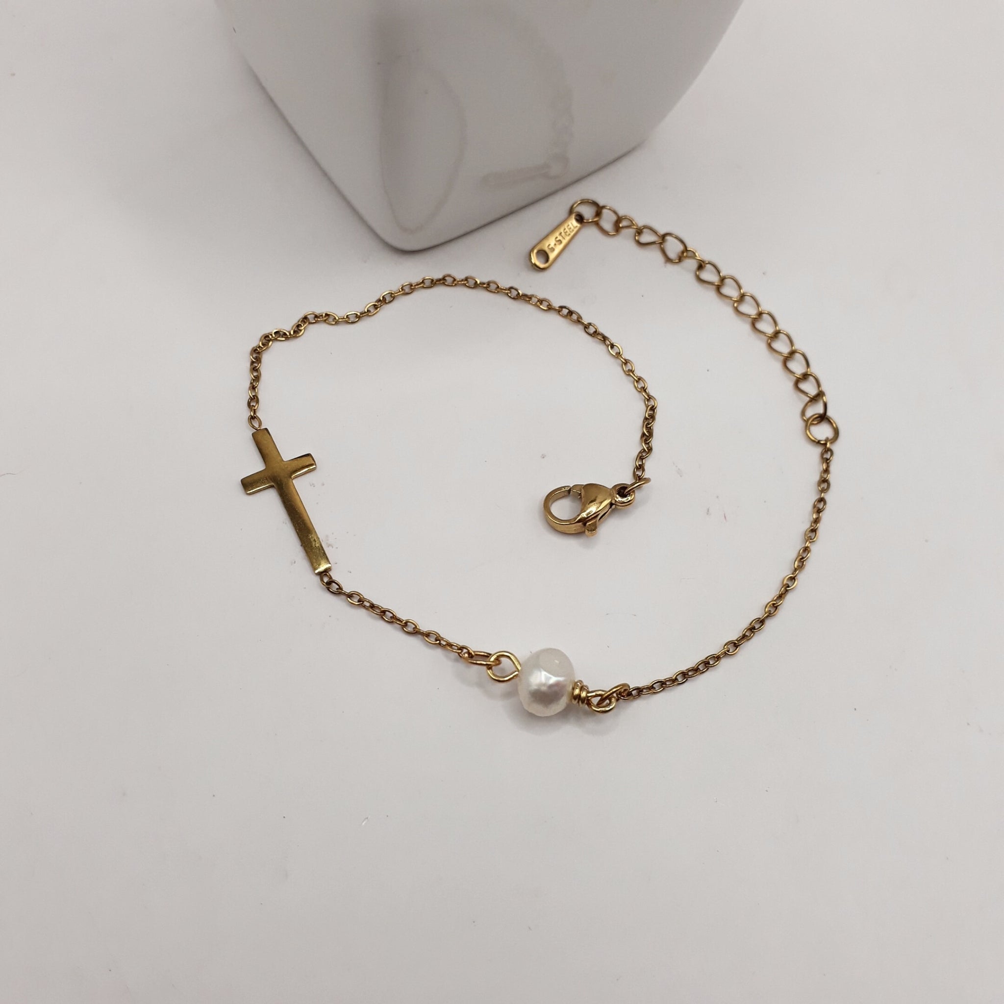 Gold Plated Cross and Pearl Bracelet | Kiooinsitu