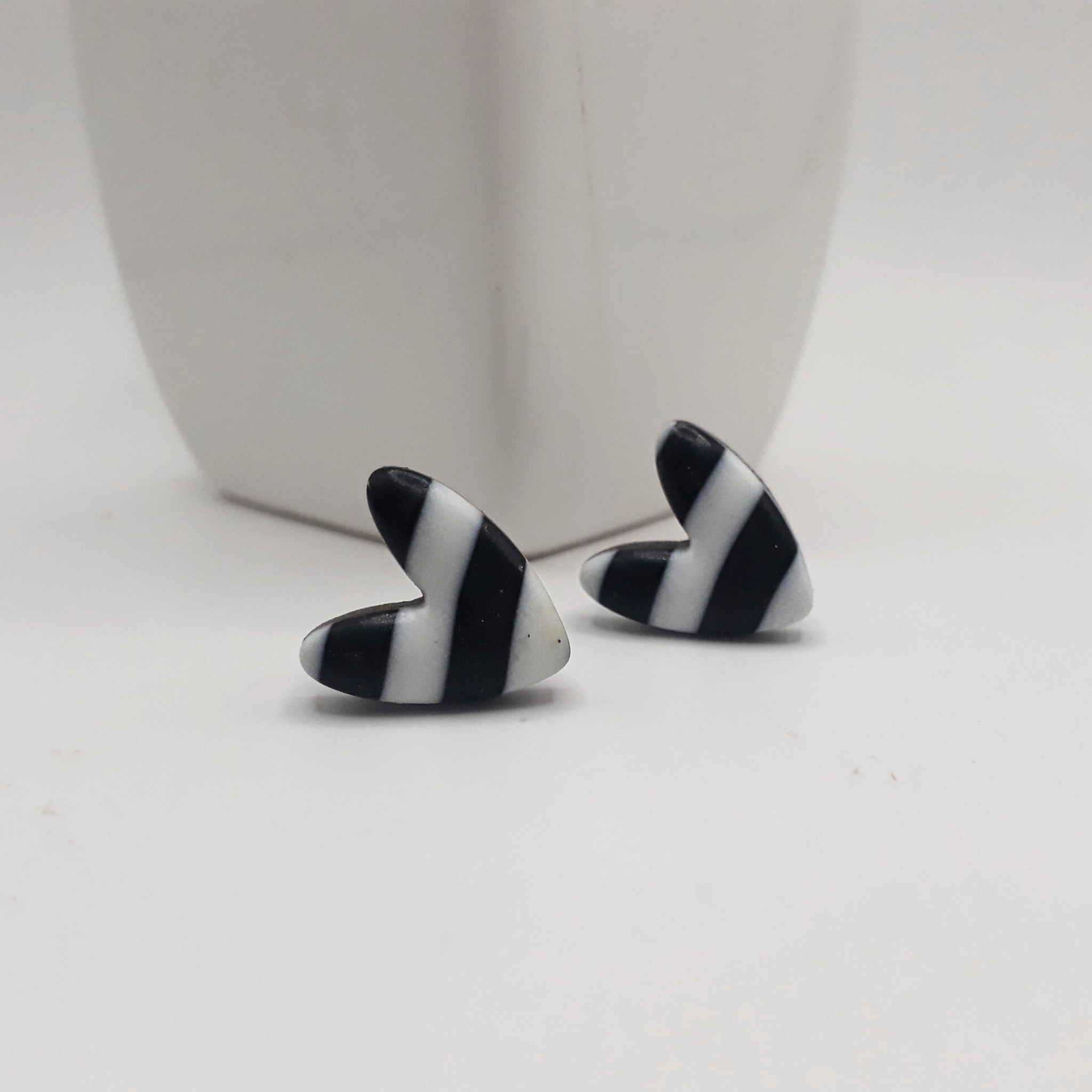 Monochrome Heart Clay Studs - Kiooinsitu