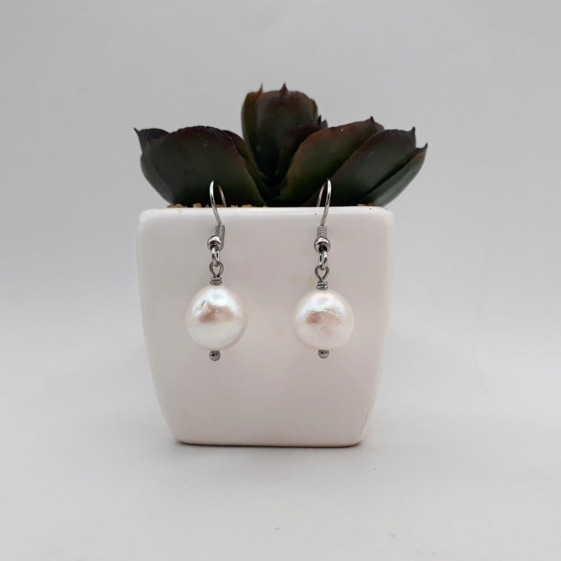 White Freshwater Pearl Drop Earrings - Kiooinsitu