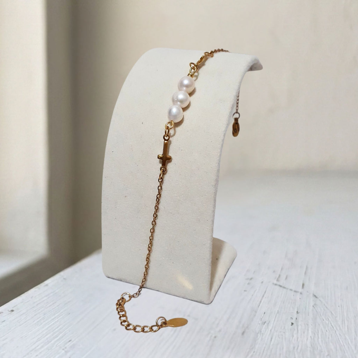 White Freshwater Pearl Gold Cross Bracelet - Kiooinsitu