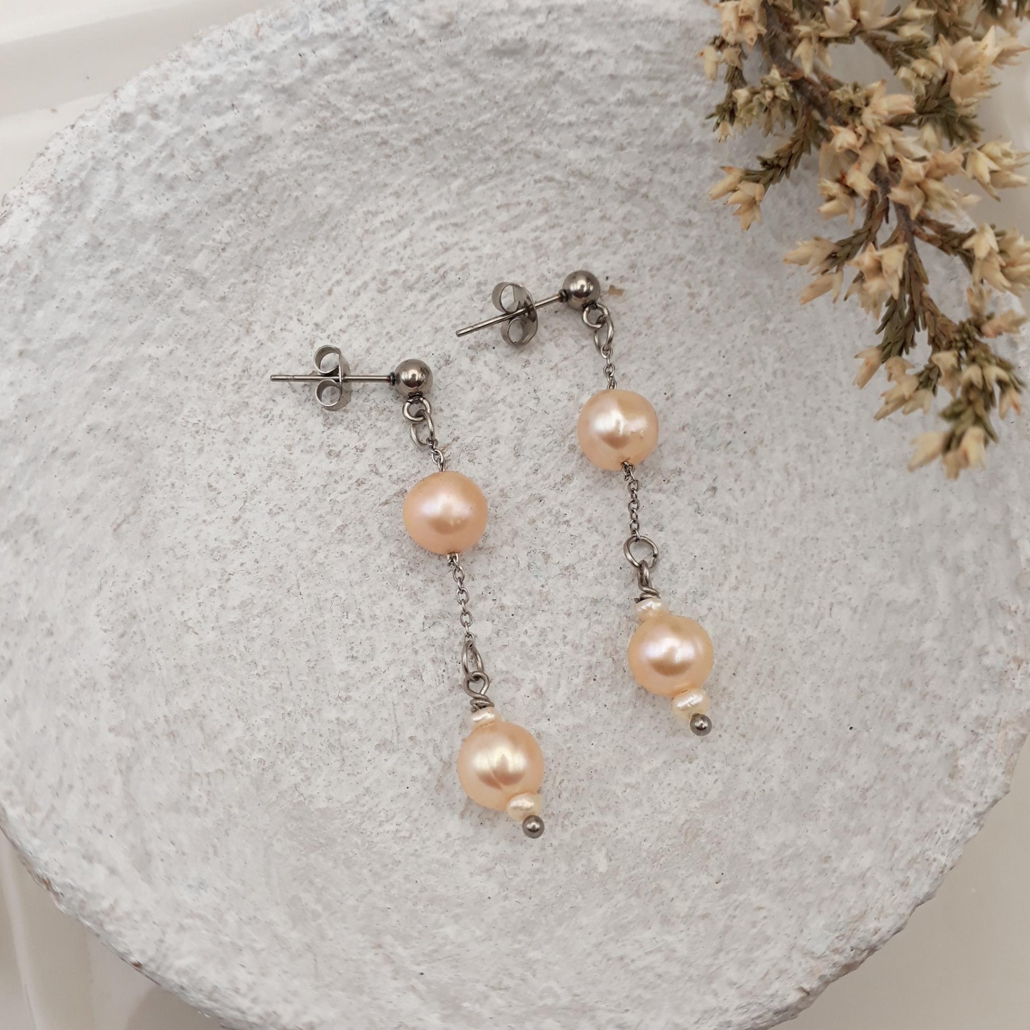 Peach-pink-freshwater-pearl-dangle-earrings_jpg_7082ba05-49d6-4e19-9784-fef357395da1 - Kiooinsitu