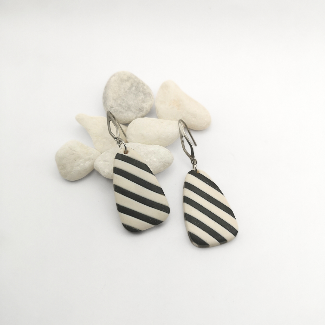 Pianette Crescendo – Black & White Stripe Polymer Clay Drop Earrings - Kiooinsitu