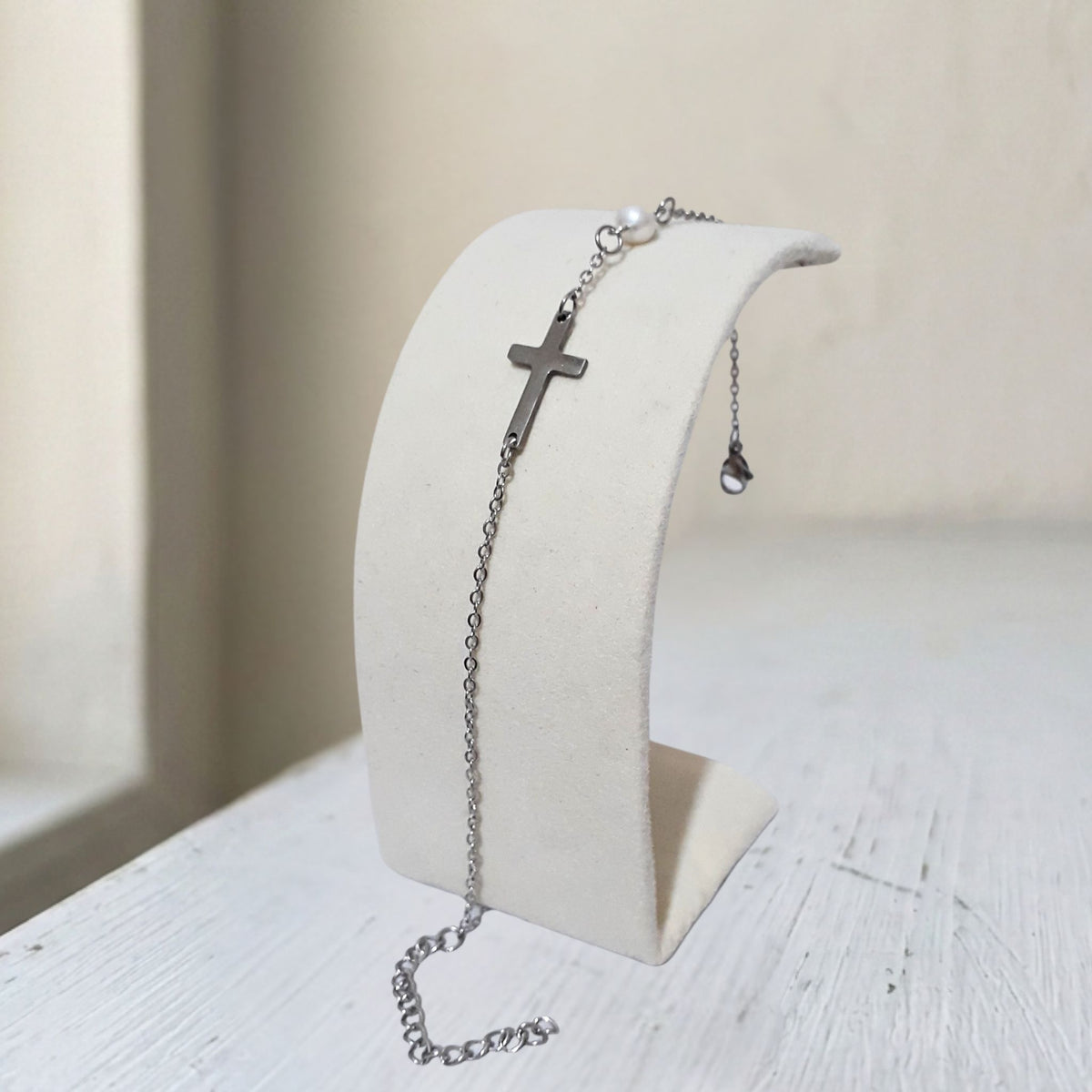 Handmade stainless steel bracelet with a AAAA grade freshwater pearl and little cross - Kiooinsitu