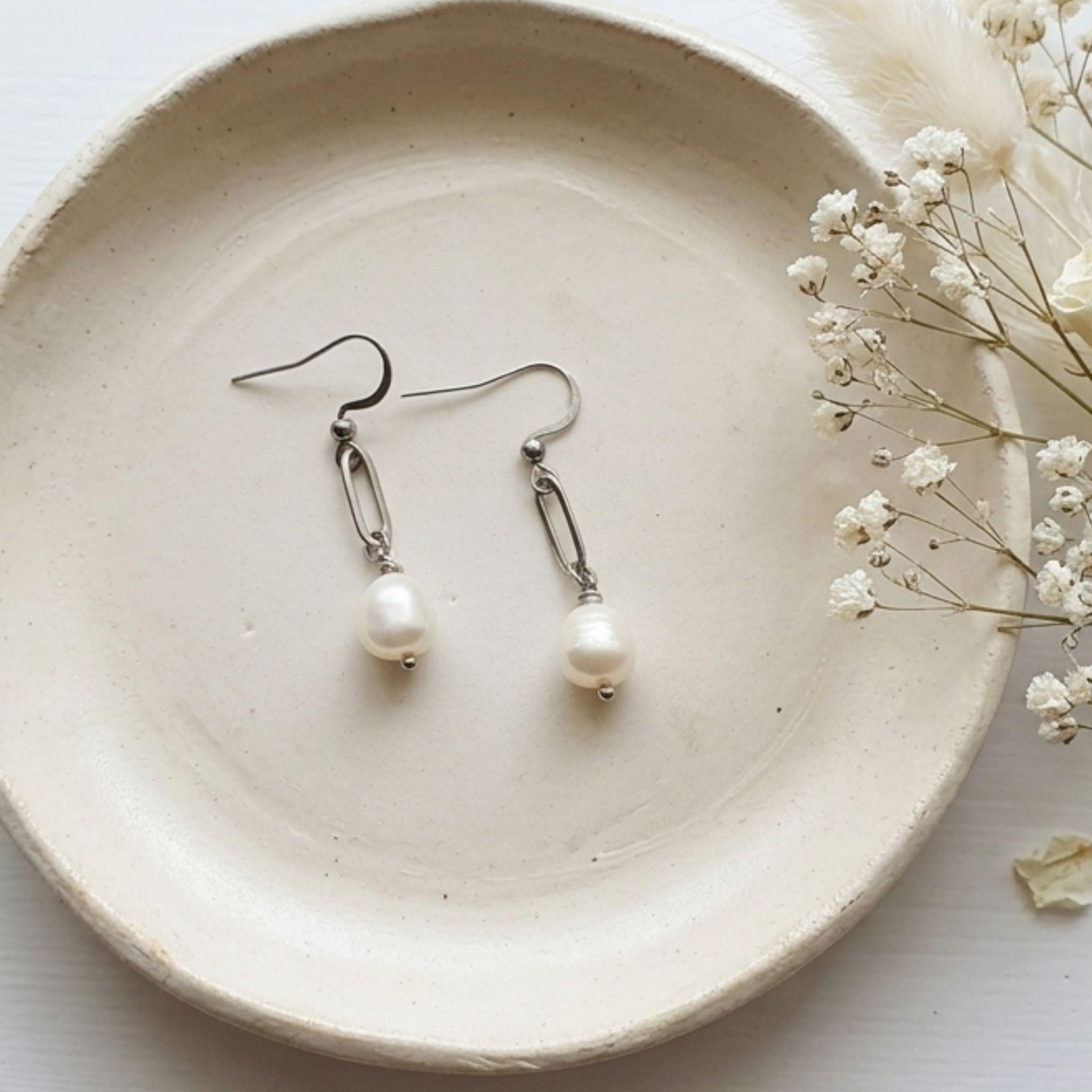 Stainless-steel-freshwater-pearl-drop-earrings_jpg_be7b012b-dcbb-475a-8375-37be55825341 - Kiooinsitu