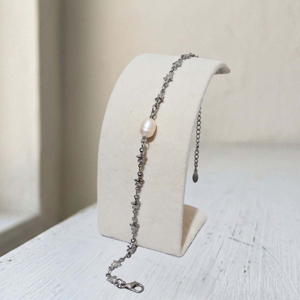 Single Pearl Bracelet featuring a single genuine 7 mm freshwater pearl on a stainless-steel star links chain - Kiooinsitu