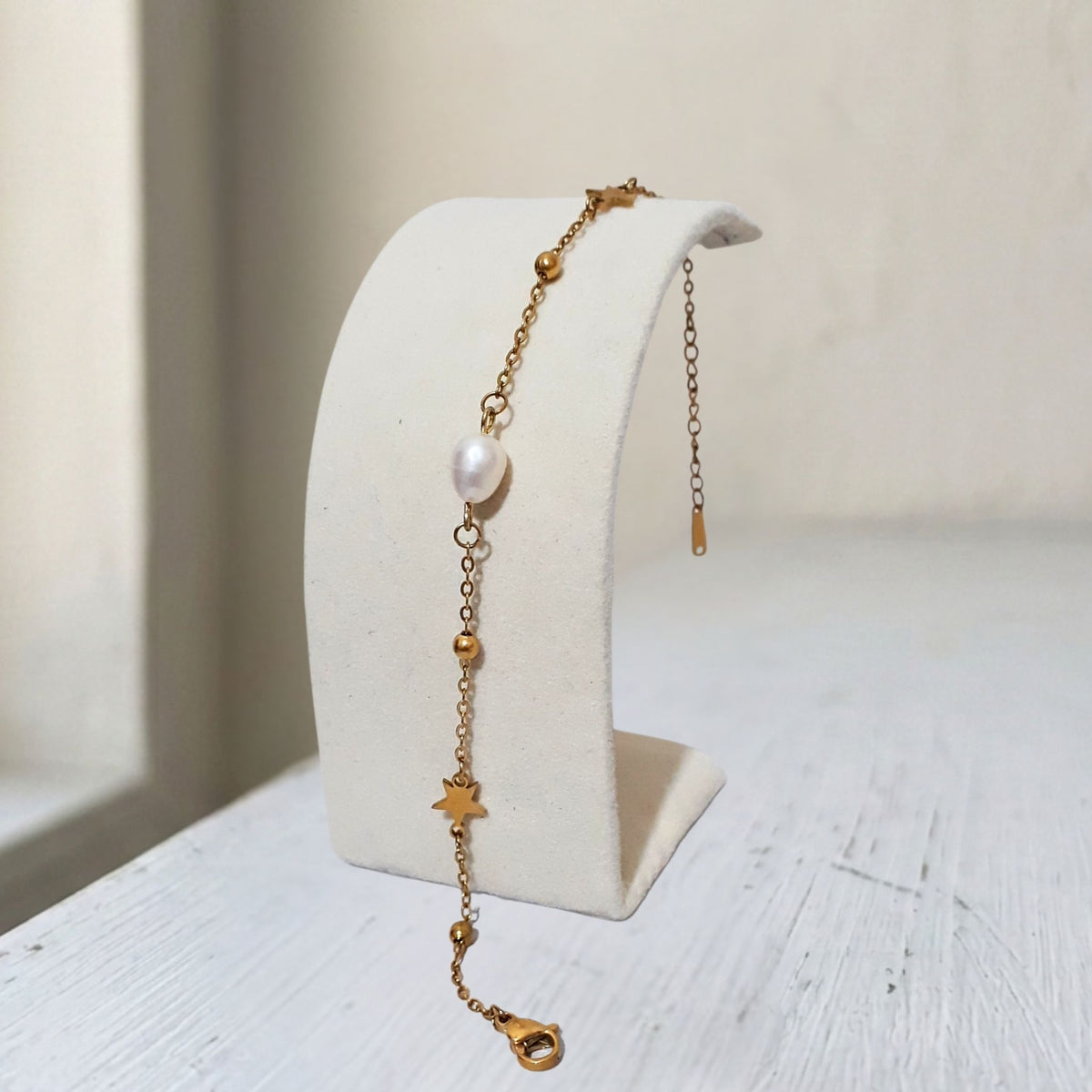 Handmade gold-plated stainless steel bracelet features a luminous 6mm white teardrop freshwater pearl as its elegant centrepiece - Kiooinsitu