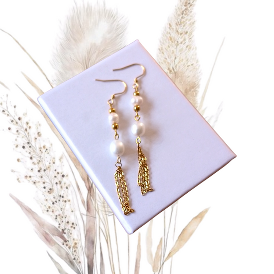Add a touch of glamour to your look with our golden stainless steel drop earrings adorned with freshwater pearls.
