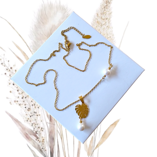 Elevate your neckline with our stunning golden stainless steel necklace with white freshwater pearls 7 mm.