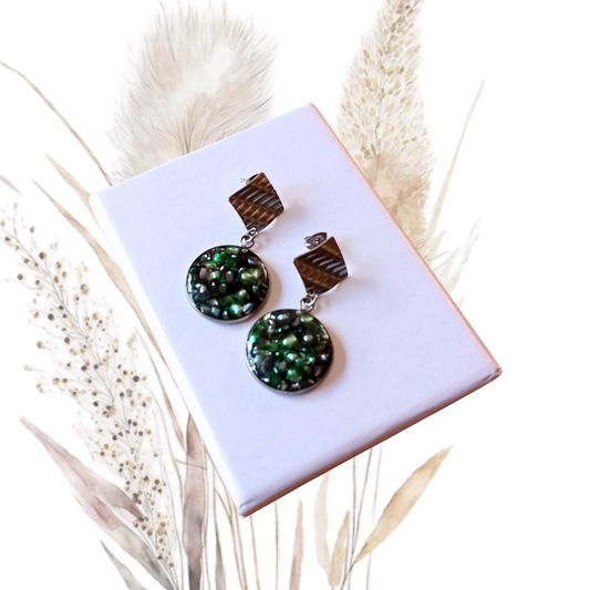 Add a touch of uniqueness to your jewelry collection with our stunning Crushed green Freshwater Pearl Drop Earrings. 