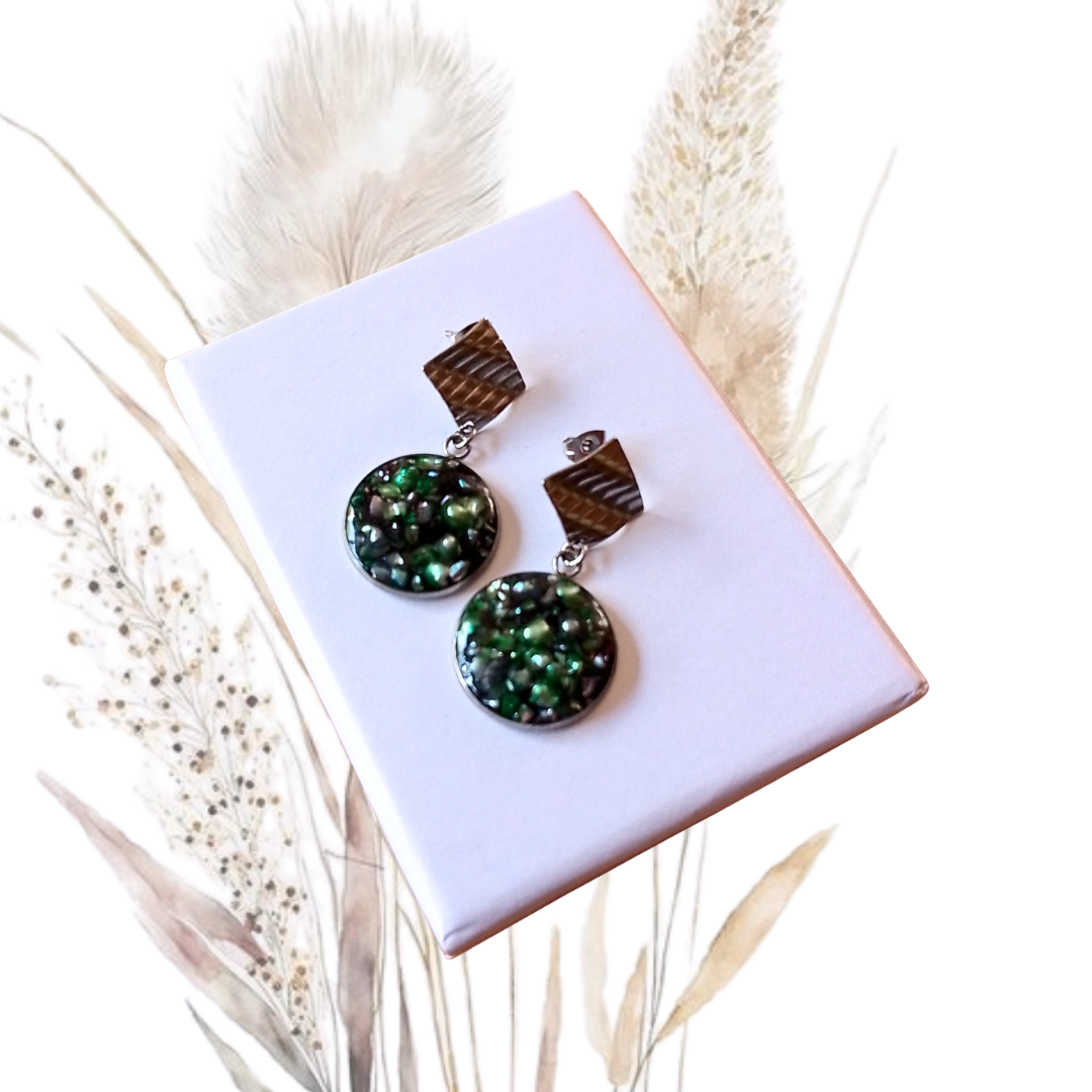 Add a touch of uniqueness to your jewelry collection with our stunning Crushed green Freshwater Pearl Drop Earrings. 