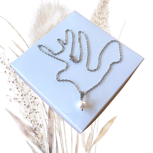 This White 8 mm Freshwater Pearl Necklace is a stunning addition to any collection. The lustrous 8 mm pearl is set on a stainless steel chain measuring 50 cm