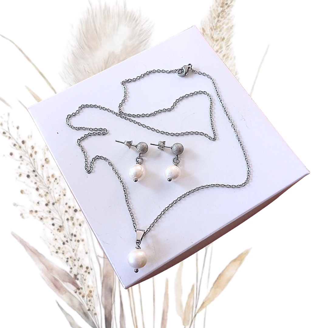 This exquisite&nbsp;White&nbsp;Freshwater Pearls and Rhinestones Jewelry Set is the ultimate indulgence for the modern bride-to-be or a gift to someone special. 