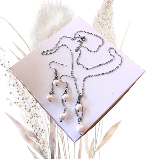 This exquisite White Freshwater Pearl Jewelry Set is the ultimate indulgence for the modern bride-to-be or a perfect gift for someone special.