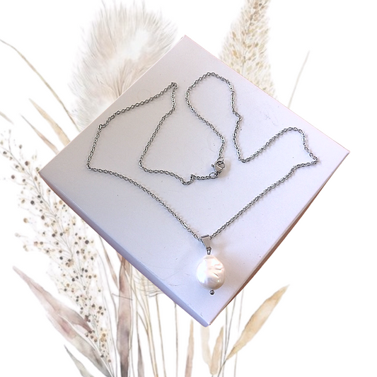 Gorgeous White 15 mm Coin freshwater pearl&nbsp;Necklace, perfect for completing your bridal jewellery ensemble. Made of Stainless Steel and freshwater pearls,