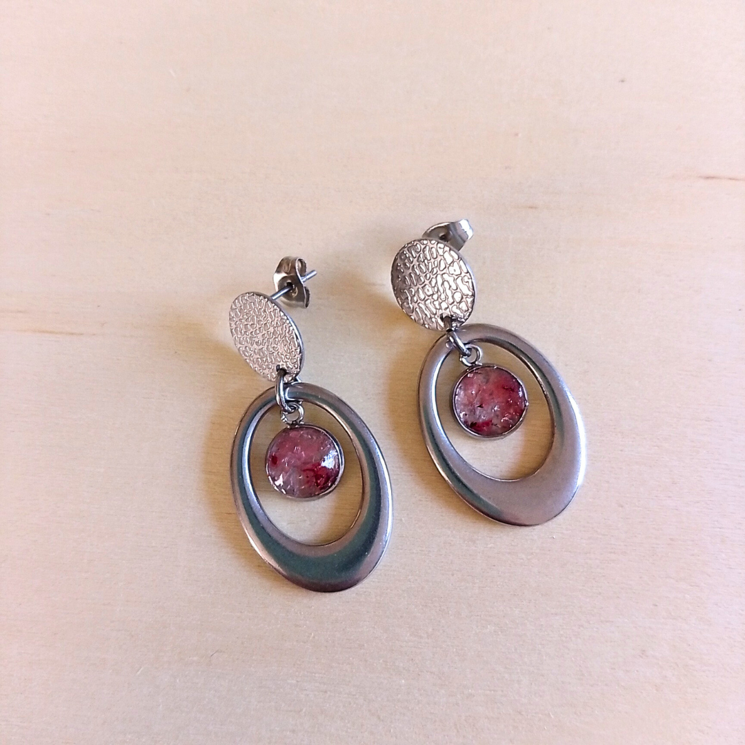 Indulge in the luxurious elegance of our Strawberry Quartz Oval Drop Earrings.