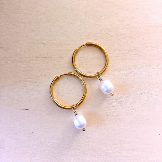 Our stunning Gold Stainless Steel Hoop Earrings, featuring exquisite white freshwater pearls measuring 7mm in diameter. 