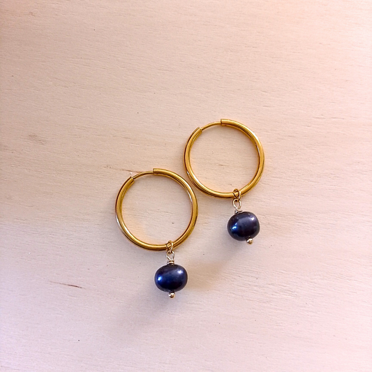 Our stunning Gold Stainless Steel Hoop Earrings, featuring exquisite Midnight Blue freshwater pearls measuring 7mm in diameter.