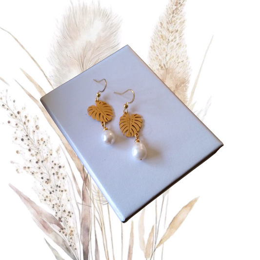 Make a chic statement with our golden stainless steel hoop earrings featuring lustrous 8 mm freshwater pearls.
