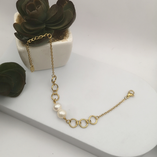 Elegant Gold-Plated Stainless Steel Bracelet with Freshwater Pearls