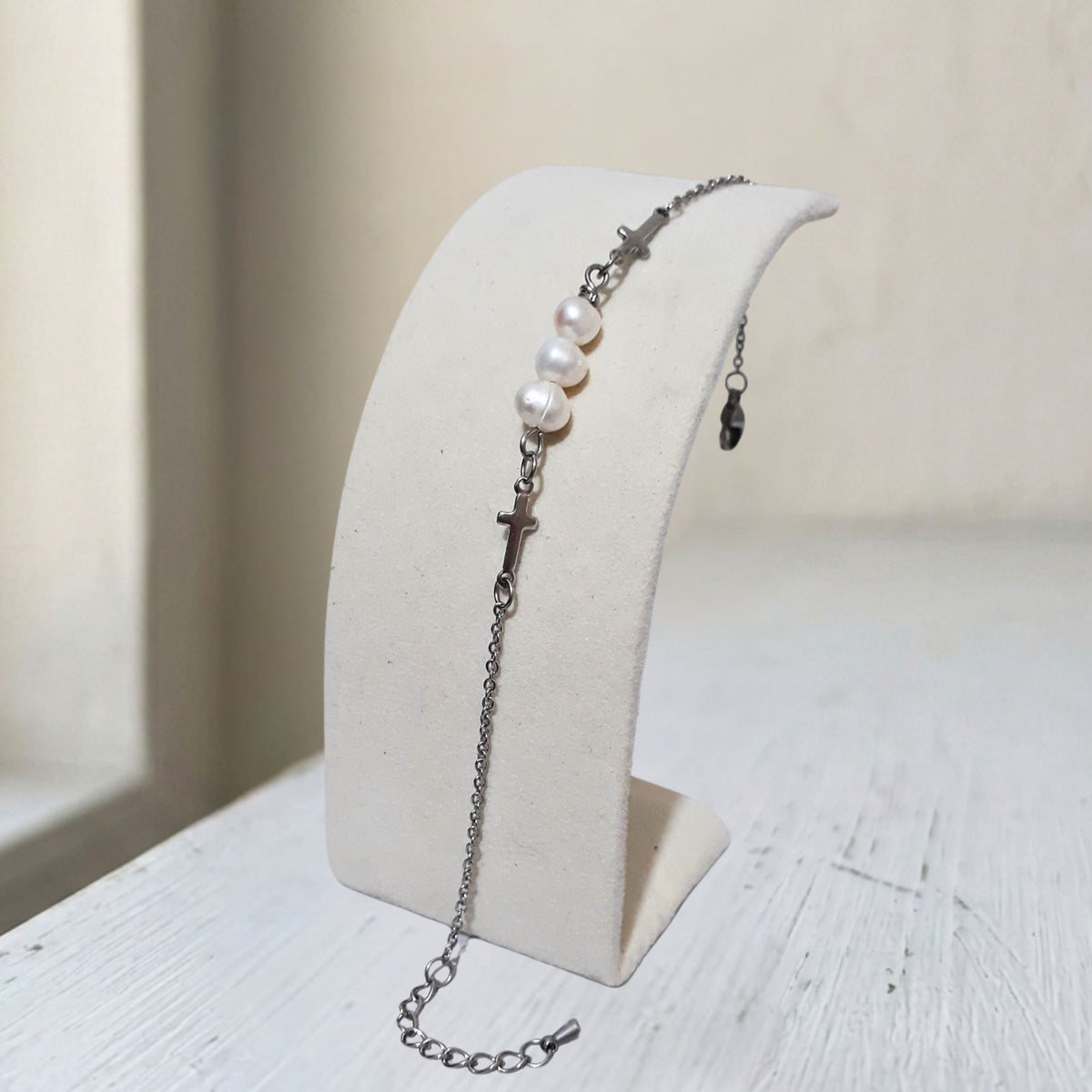 White Freshwater Pearl Cross Bracelet - Kiooinsitu