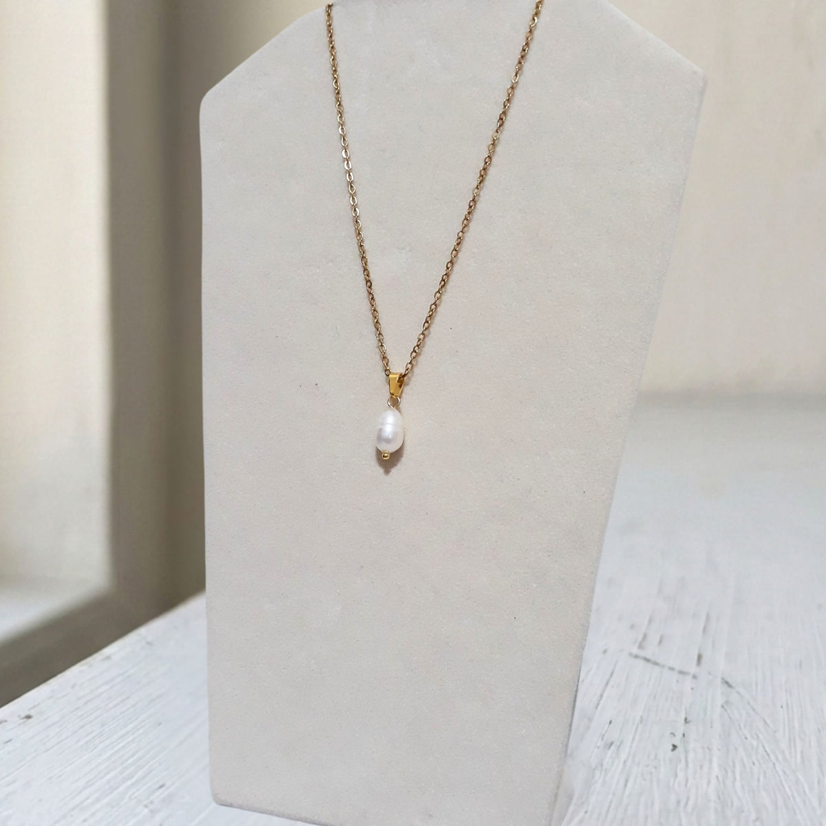 Gold Plated White Teardrop Pearl Necklace - Kiooinsitu