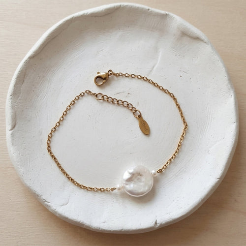 Handmade 304 gold-plated stainless steel bracelet with a 12.5mm natural white freshwater coin pearl, white rice pearls, cable chain and lobster clasp.