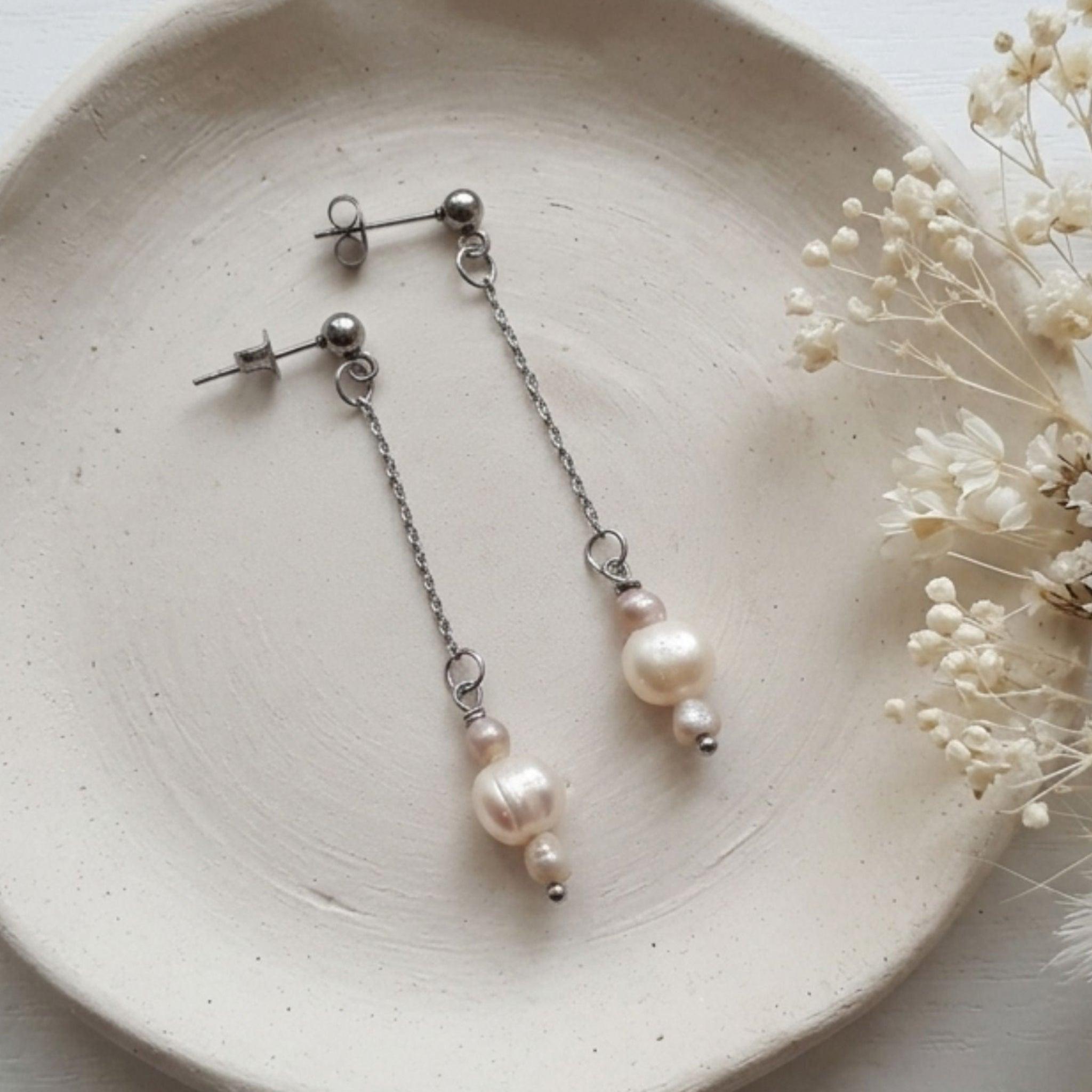 dangle-white-freshwater-pearl-stainless-steel-earrings_jpg_813f8f18-e126-4e0f-9333-c9d3295f8dca - Kiooinsitu
