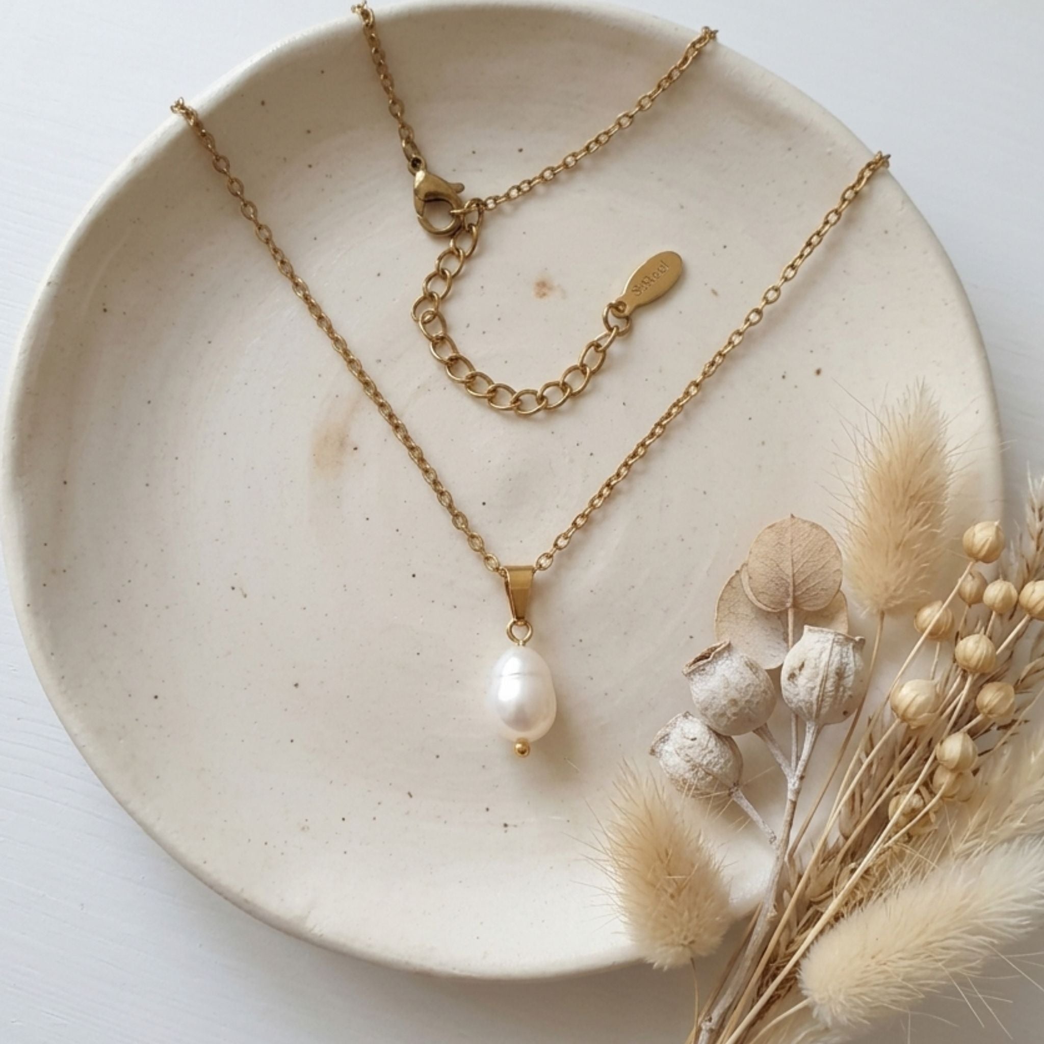 White 7mm teardrop freshwater pearl necklace with gold-plated stainless steel chain