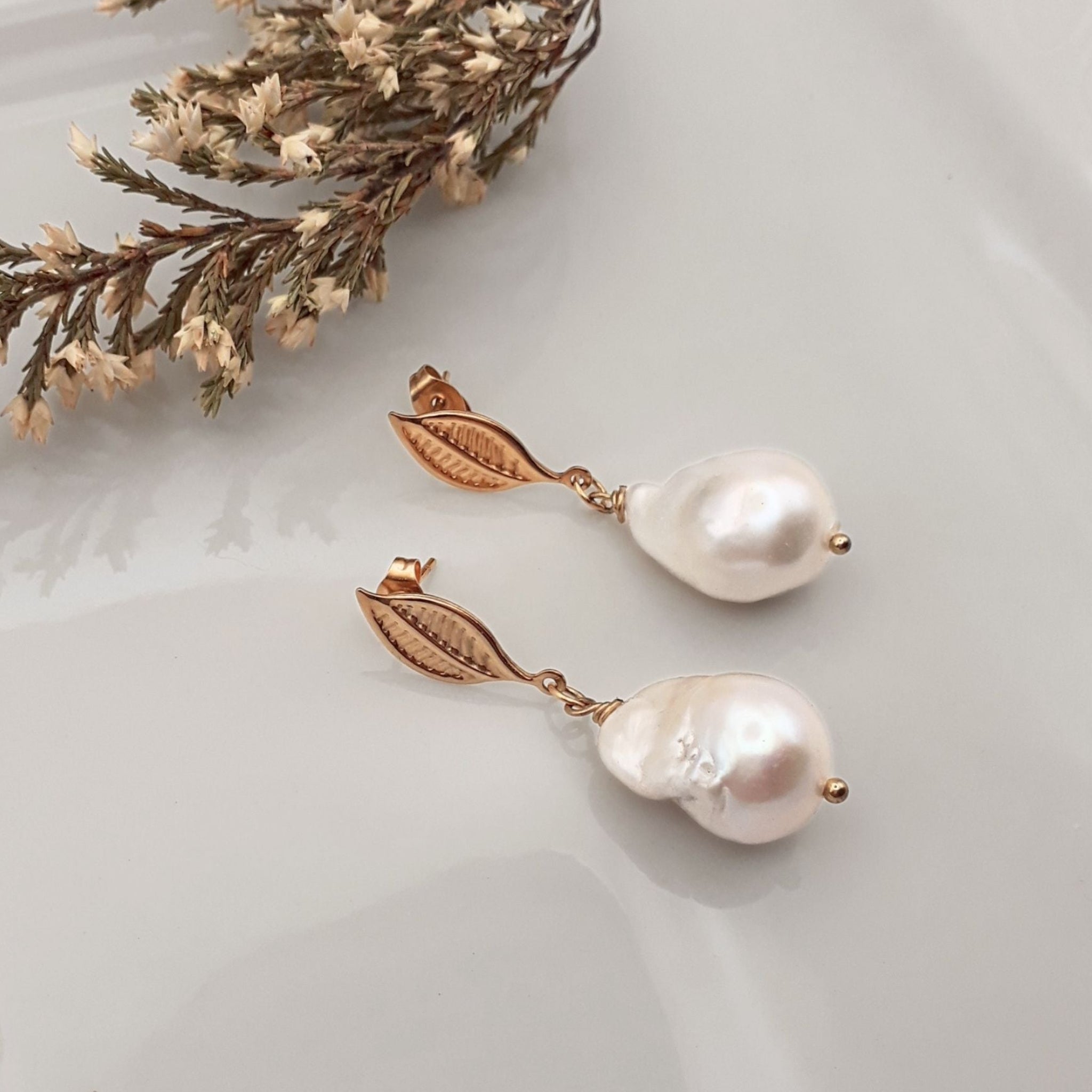 Gold baroque freshwater pearl leaf drop earrings-Kiooinsitu